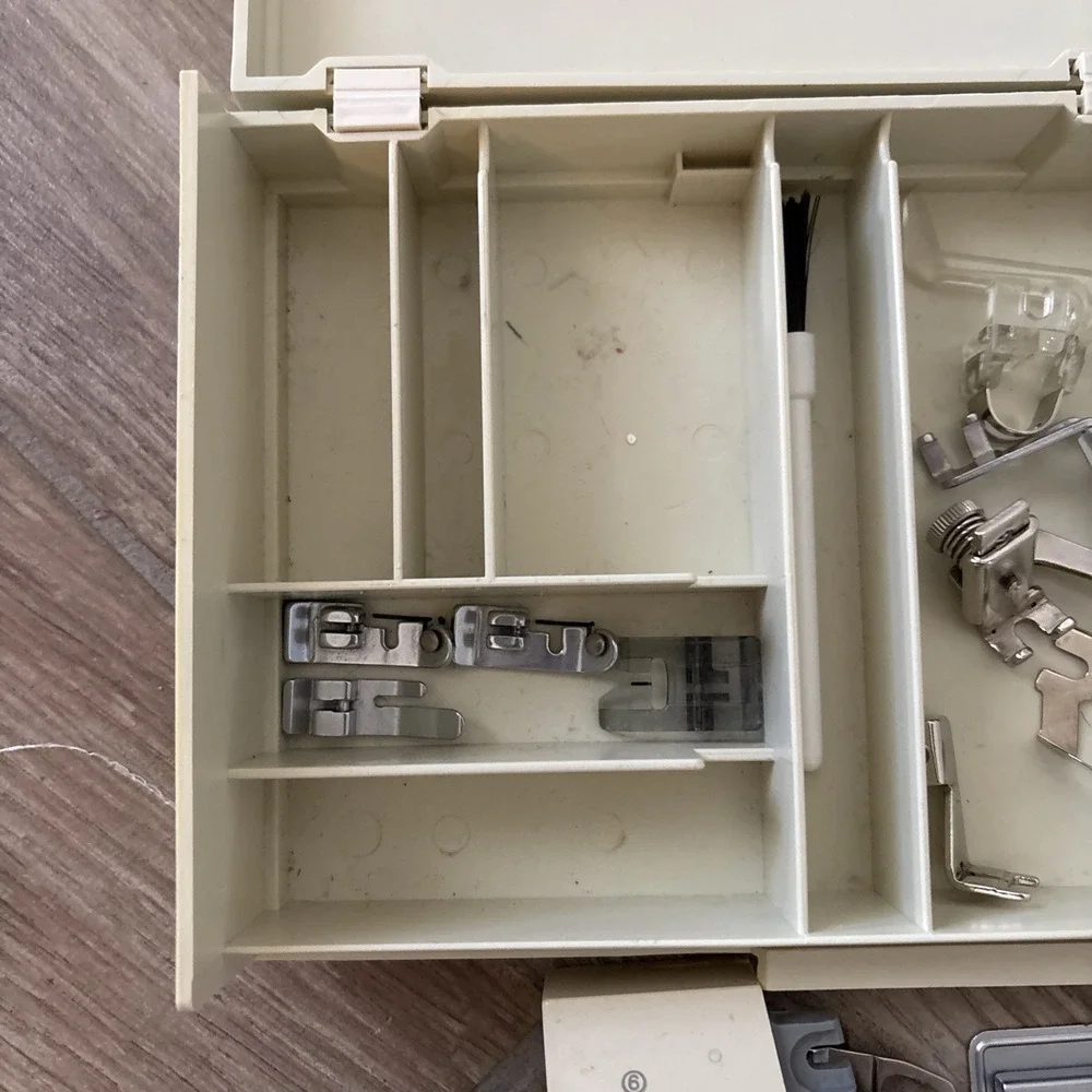 Futura Singer Sewing Machine Hard Case Attachments‎ Foots Plates